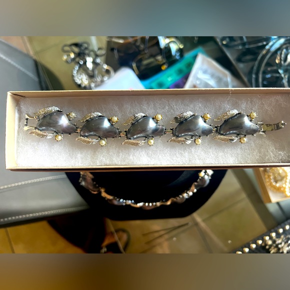 Set of Coro gray Thermoset and Pearl necklace, earrings and bracelet. Vintage! - Picture 4 of 7